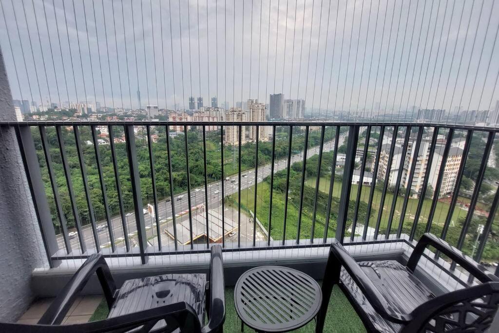 Bohemian 3 Bedroom -10 Mins To Mid Valley Pangsapuri Kuala Lumpur